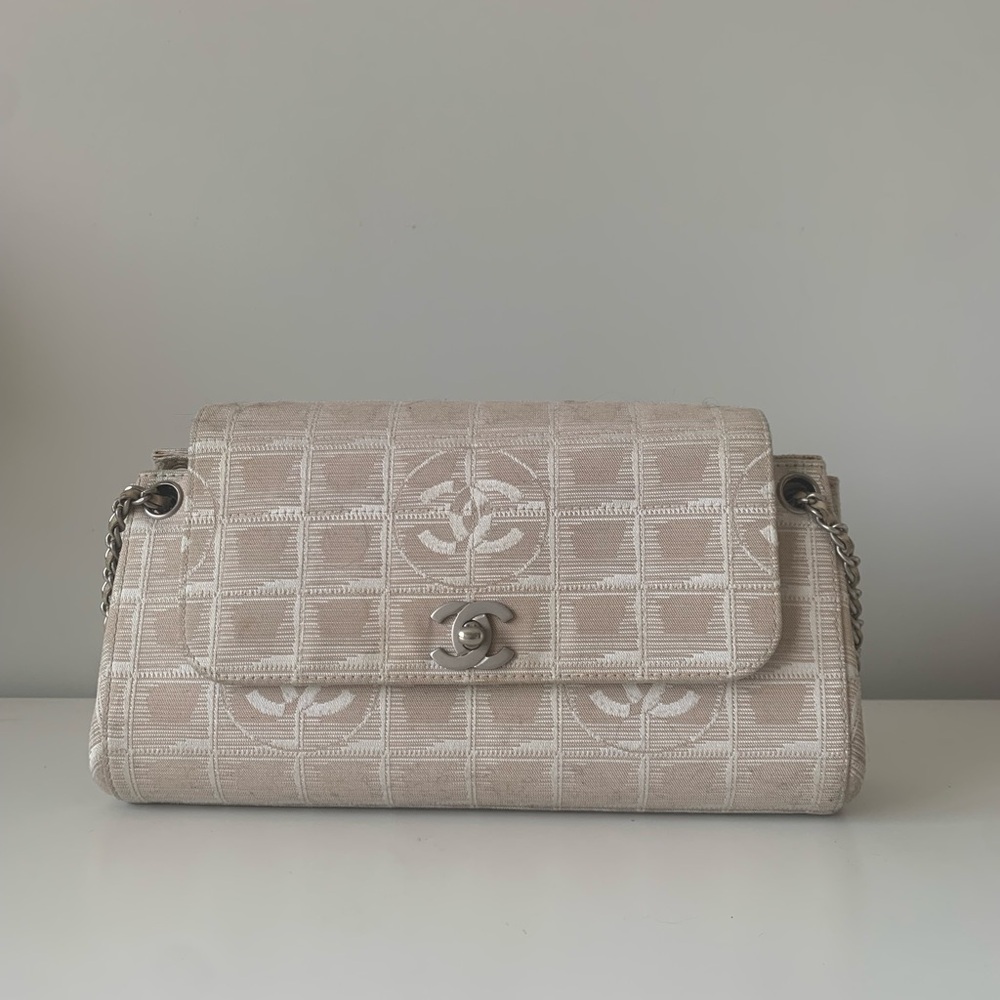 CHANEL Cream Quilted Shoulder Bag with Silver Hardware